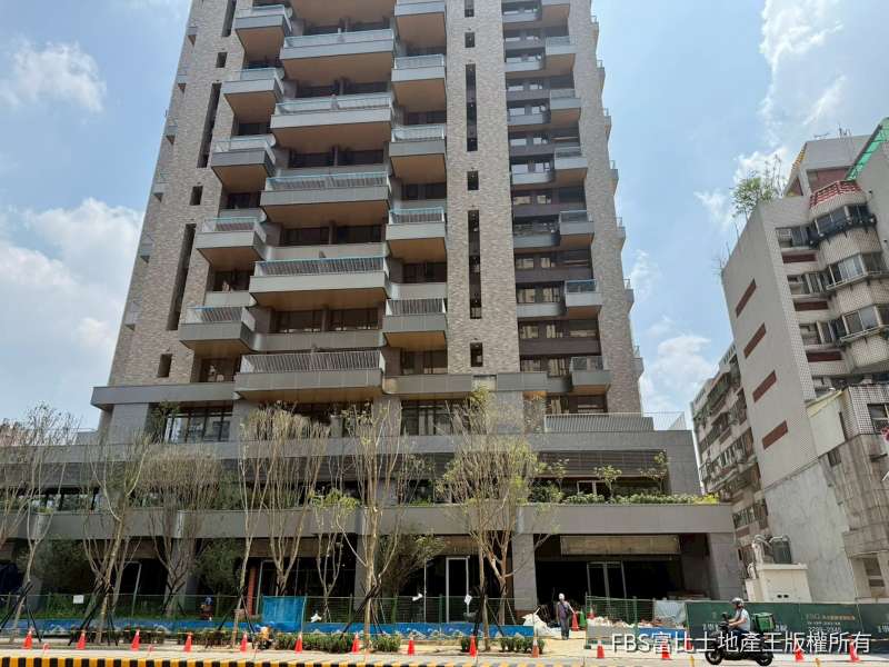 冠德建設「崇德綻」近期揭露首筆成交單價為72.57萬元。(圖/記者莊亞築攝)