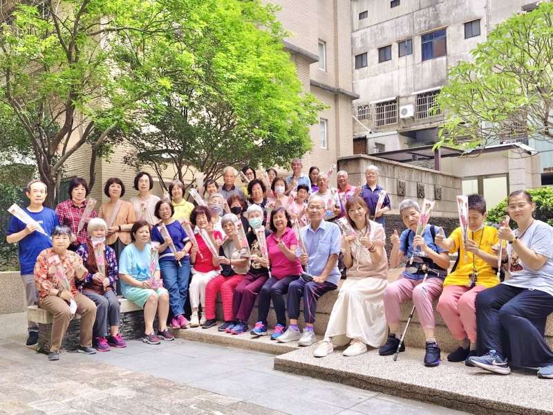 因應母親節，豐邑集團準備2萬朵康乃馨，替異地子女「把愛送回家」。