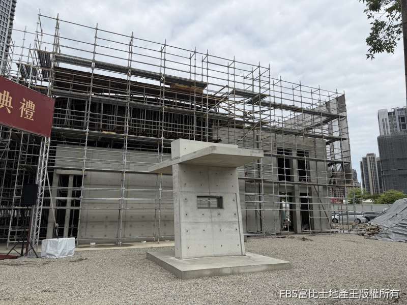 聯聚建設與施工團隊特別製作1:1實體牆面實驗模型，館舍周邊也已種下百年樟樹。（圖／記者莊亞築攝影）