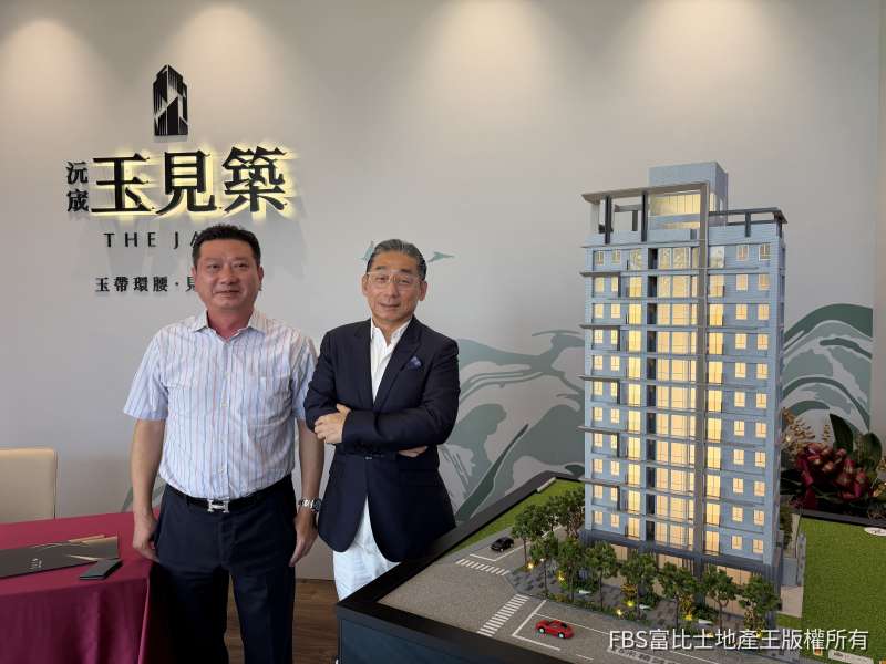 「沅宬玉見築」專案總經理林喆榕(右)與沅宬建設總經理曾繼慶分析13期房市。(圖/記者莊亞築攝影)