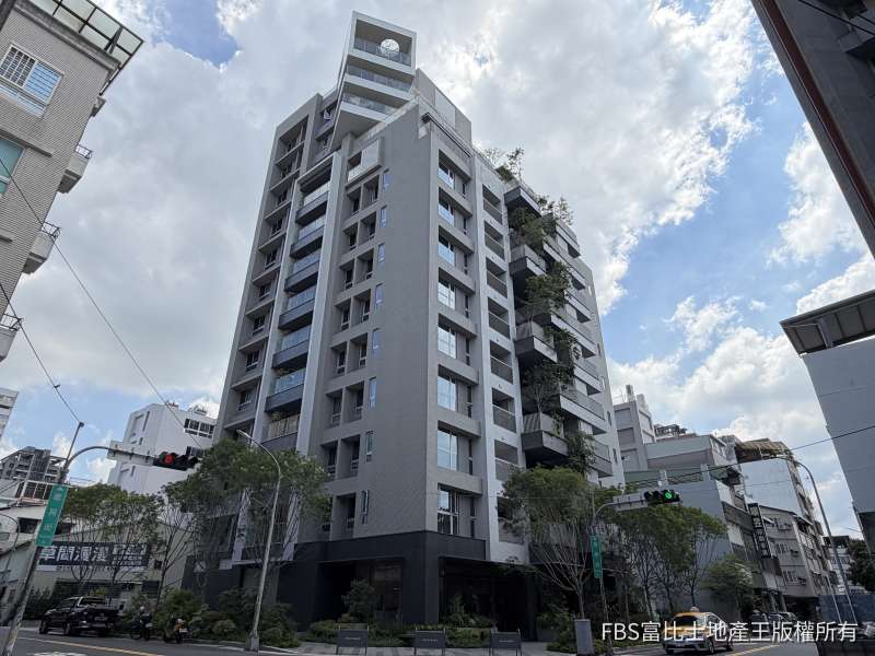 「草間漫漫」外觀由建築師張景堯設計,捨棄水平重複立面,改以高層陽台與屋脊不對稱設計,呈現獨特立體輪廓。(圖/記者莊亞築攝影)