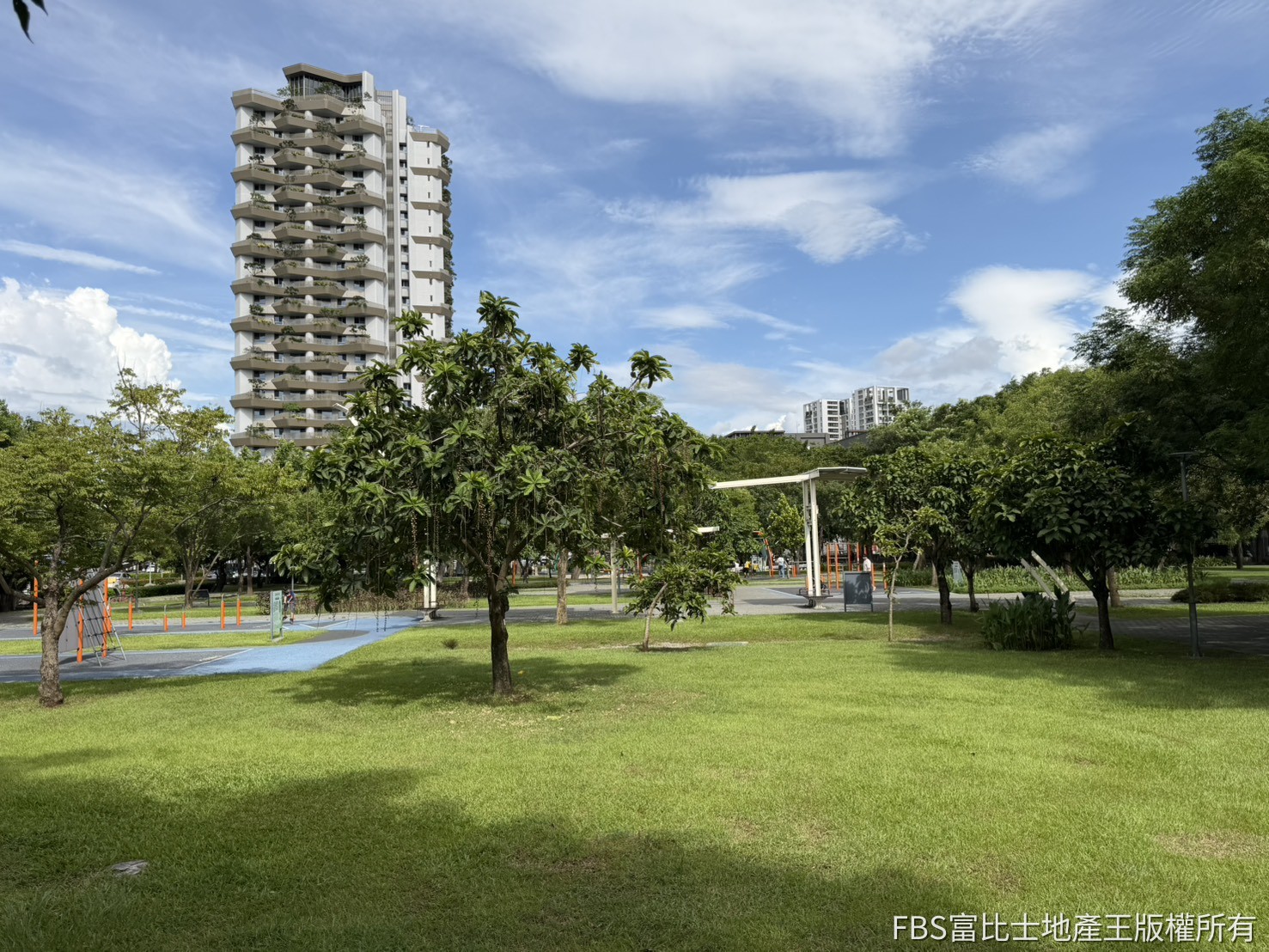 公園第一排因景觀開闊、環境難以複製,成為高端自住宅的優勢。(圖/記者莊亞築攝影)