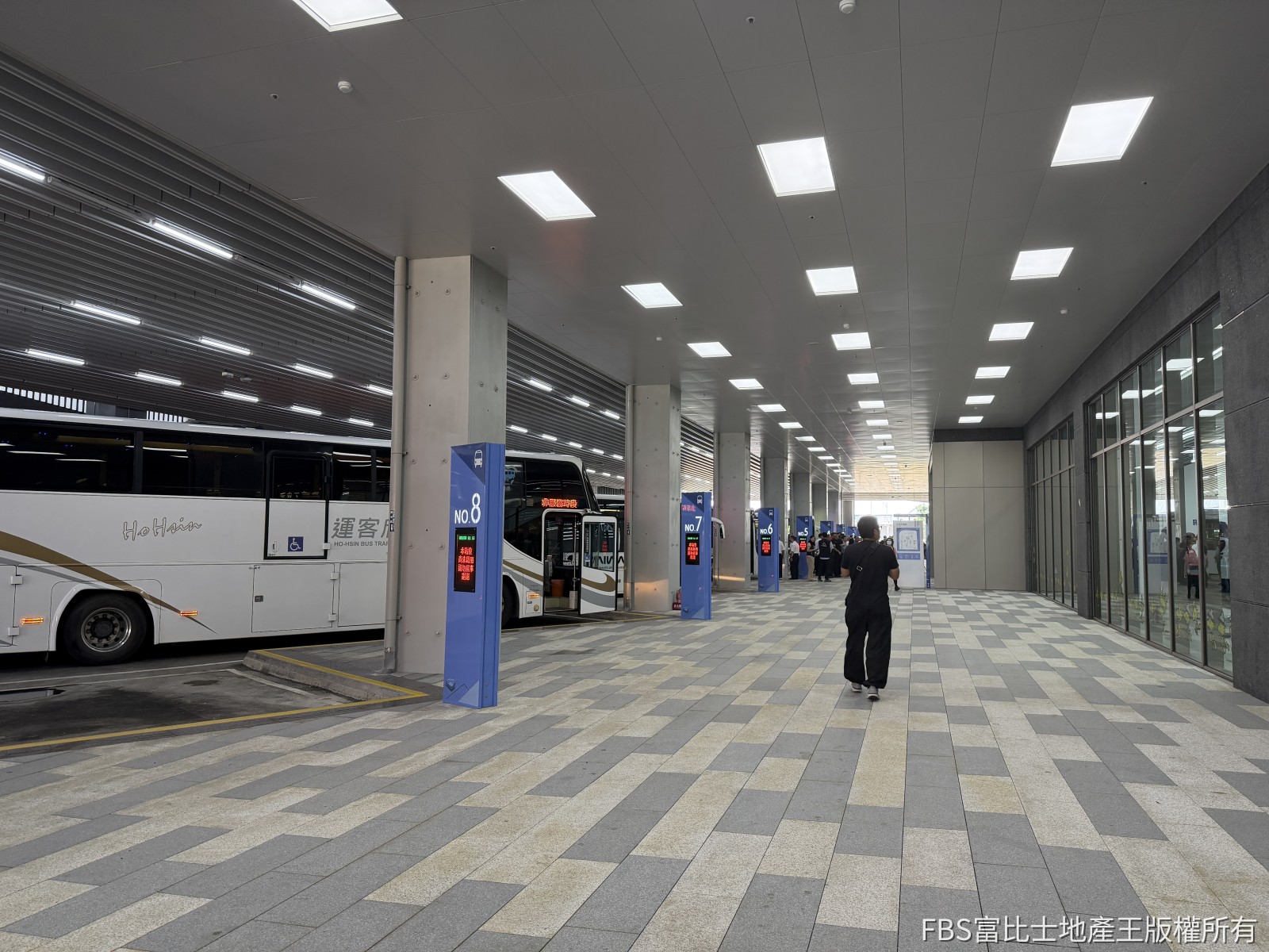 水湳轉運中心內部候車月台。(圖/記者莊亞築攝影)